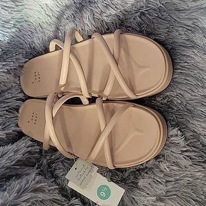 NWT NEVER WORN a new day beige strappy sandal women's size 9.5